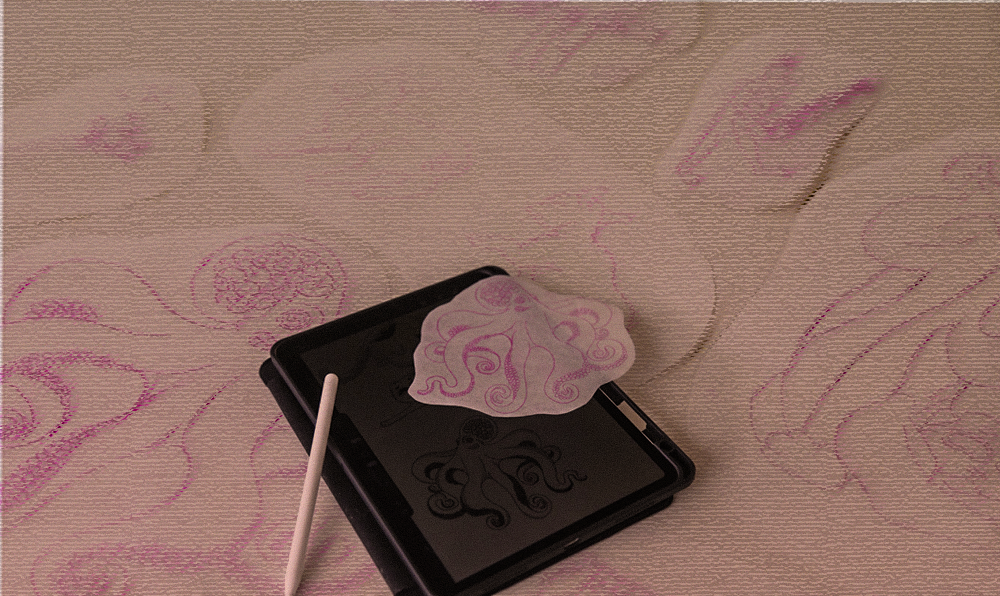 tablette allumée et stencils sur table