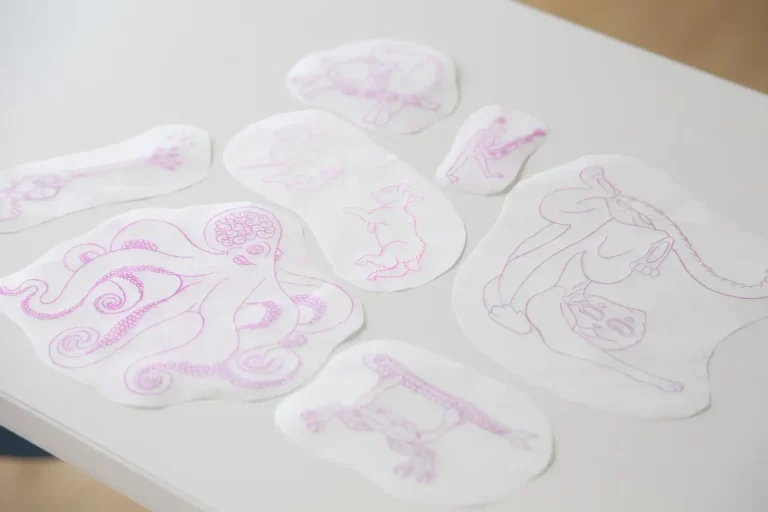 stencils posés sur une table